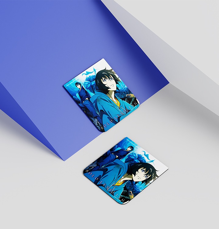 흰색의 벽과 바닥이 있는 배경에 이미지 왼쪽 부분에는 파란색으로된 경사가 있고 중간 하단 부분에는 갤럭시 Z 플립5 나 혼자만 레벨업 플립수트 카드 (1 매)가 오른쪽으로 50도 기울어진 후 누워있는 정면 이미지가 있고 경사가 있는 부분에 갤럭시 Z 플립5 나 혼자만 레벨업 플립수트 카드 (1매)가 기대어 있는 이미지입니다.