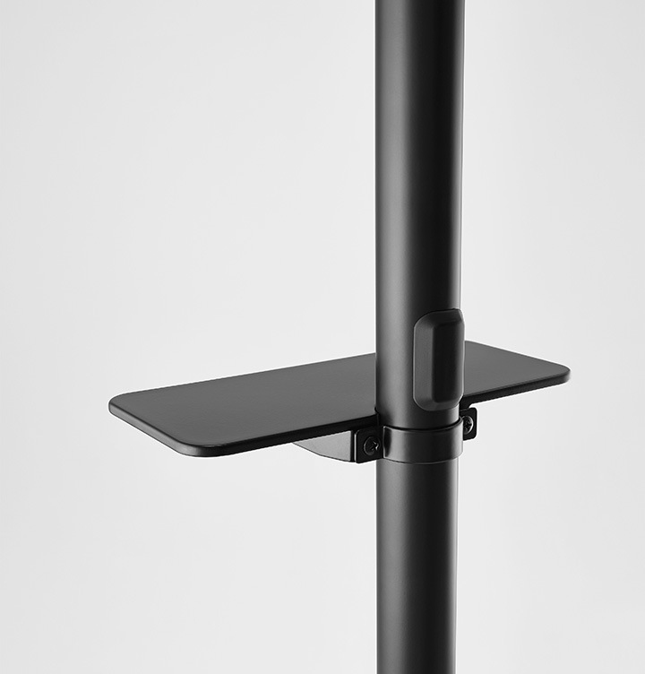 스마트 무빙 스탠드 블랙 컬러의 선반거치대가 포함된 모습을 보여주고 있습니다. 