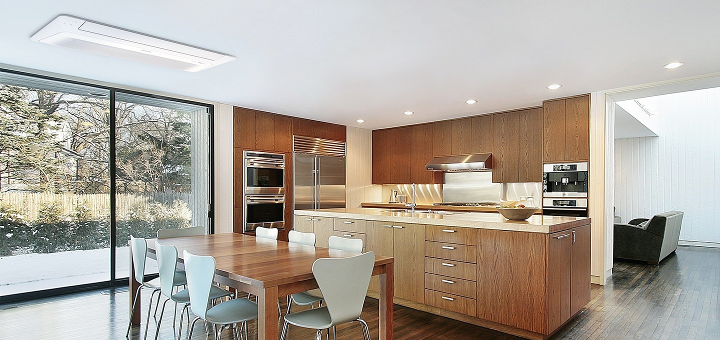 우드로 인테리어 되어있는 주방과 다이닝룸으로 보여지는 공간에 좌측에 다이닝룸으로 보여지는 공간에 통창으로 되어있어 나무와 풀이 있는 마당이 보여지고 다이닝룸 공간에 원목으로 제작된 8인용 식탁과 8개의 의자가 있습니다. 그옆 주방에 아래엔 원목으로 제작 되어있고 대리석 상판으로 만들어져 있는 큰 아일랜드가 보여지며 그 뒤로 오븐기와 냉장고 등이 보여집니다. 