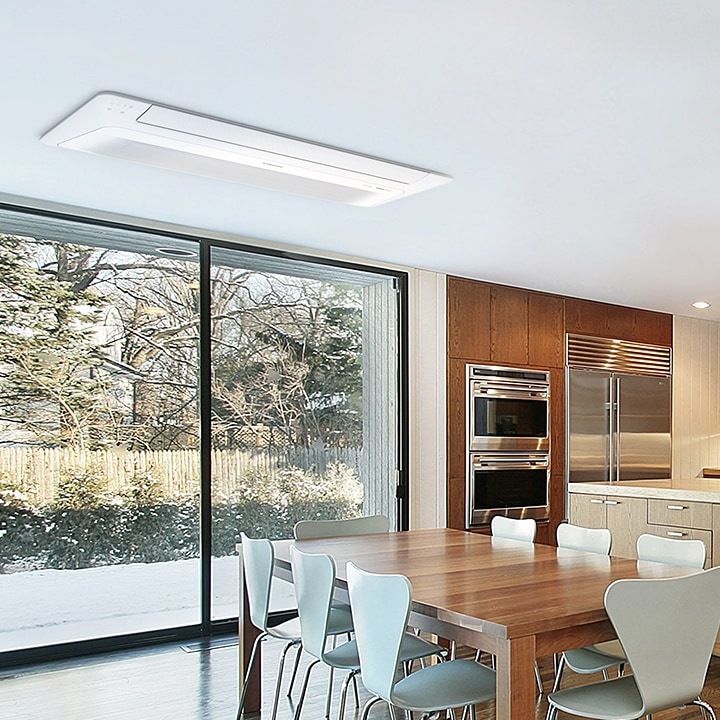 우드로 인테리어 되어있는 주방과 다이닝룸으로 보여지는 공간에 좌측에 다이닝룸으로 보여지는 공간에 통창으로 되어있어 나무와 풀이 있는 마당이 보여지고 다이닝룸 공간에 원목으로 제작된 8인용 식탁과 8개의 의자가 있습니다. 그옆 주방에 아래엔 원목으로 제작 되어있고 대리석 상판으로 만들어져 있는 큰 아일랜드가 보여지며 그 뒤로 오븐기와 냉장고 등이 보여집니다. 