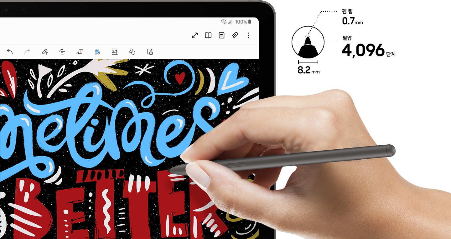 이미지 왼쪽 부분부터 중간 부분까지 한 손으로 S펜을 잡고 갤럭시 탭 S9 FE와 탭 S9 FE+ 화면에 다채로운 이미지를 그리고 있는 이미지가 크게 배치하여 있고 이미지 오른쪽 상단 부분에는 펜 팁이 있는 끝부분을 확대한 이미지가 원 안에서 보여지고 있으며 원 오른쪽 윗부분에 펜 팁 0.7 mm, 필압 4,096 단계 및 너비 8.2 mm 텍스트가 표시되어 있습니다.