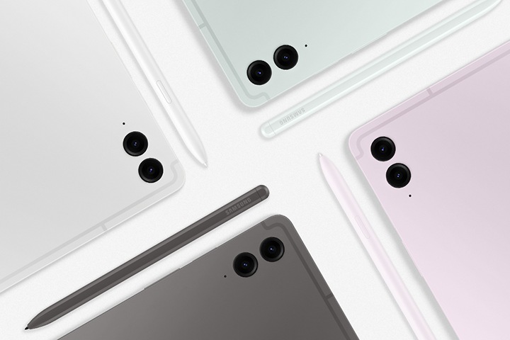 서로 다른 색상의 갤럭시 탭 S9 FE 및 탭 S9 FE+ 기기 4대가 후면 카메라를 드러낸 채 왼쪽 부터 베이지, 민트, 라벤더, 실버 색상이 시계방향으로 나열하여 바닥에 놓여있습니다. 각 태블릿에는 옆에 놓인 기기와 동일한 색상의 S펜이 기기의 왼편에 놓여 있고 실버의 경우는 S펜 베이지 색상이 놓여있습니다.