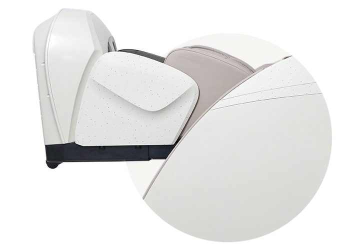 코지마 안마의자의 다리쪽 부분이 보이며 안전센서를 보여주고 있습니다.