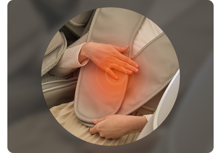 코지마 안마의자를 사용하고 있는 사람이 보이며 허그벨트를 장착하고 있습니다. 허그벨트 가운데에는 열이 나는 모습이 보입니다.