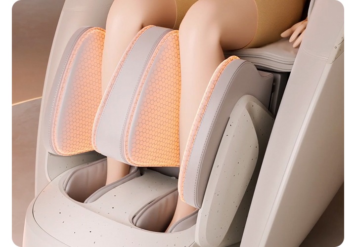 코지마 안마의자의 종아리 부분이 보입니다. 사람이 앉아서 사용하는 모습이 보이며 위, 아래로 마사지하는 모습이 보입니다.