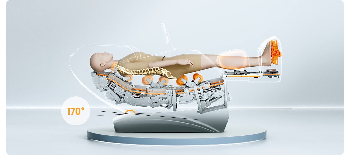 사람의 모형이 코지마 안마의자를 사용하여 170도까지 기울어져 있는 모습이 보입니다. 안마의자는 투명하게 보여 엔진이 사람을 마사지하는 것으로 보입니다.