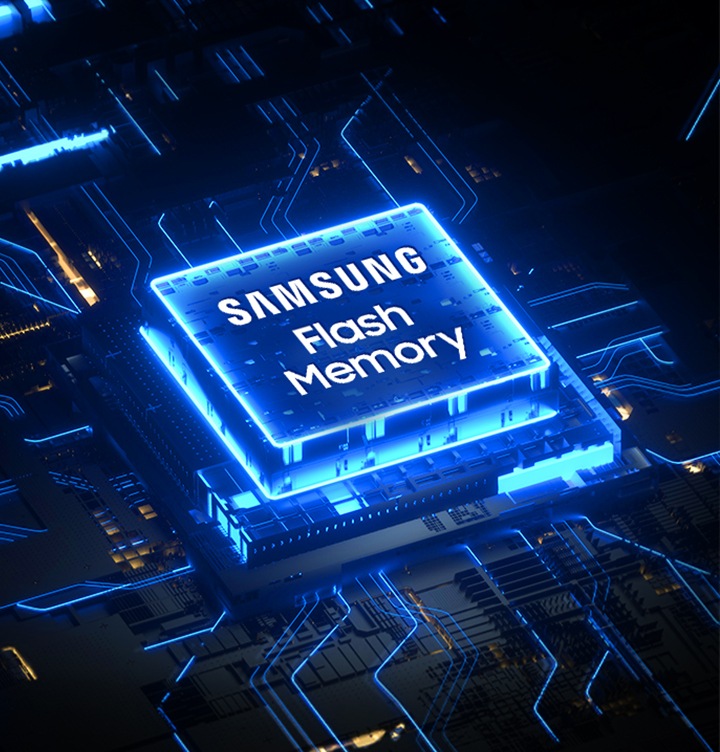 어두운 배경에 파란 선들이 지나가고 있습니다. 그 위로 SAMSUNG Flash Memory 칩이 보입니다.
