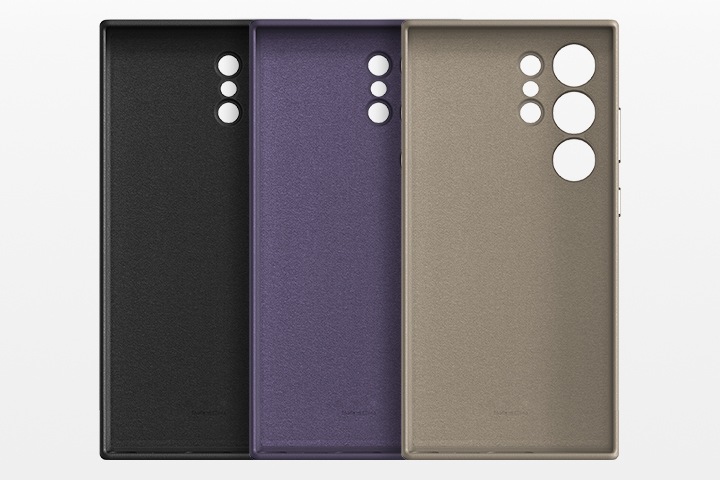 밝은 회색 배경에 갤럭시 S24 Ultra 비건 레더 케이스 블랙, 다크 바이올렛, 토프 색상의 뒷면 이미지가 겹쳐져 왼쪽에서 오른쪽으로 나열되어 있습니다. 