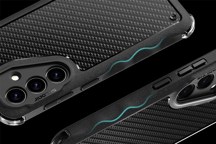 검정색 배경에 이미지 왼쪽 상단 부분에는 갤럭시 S24 쉴드에어 러기드 케이스를 장착 후 왼쪽으로 120도 기울어져 있는 정면 이미지가 위치하여 있고 이미지 오른쪽 하단에는 갤럭시 S24 쉴드에어 러기드 케이스를 장착 후 오른쪽으로 30도 기울인 후 옆으로 세워 놓은 제품 이미지가 위치하여 있습니다. 각각 옆부분에 있는 손가락 홈 부분을 파란선으로 강조하고 있는 이미지입니다.