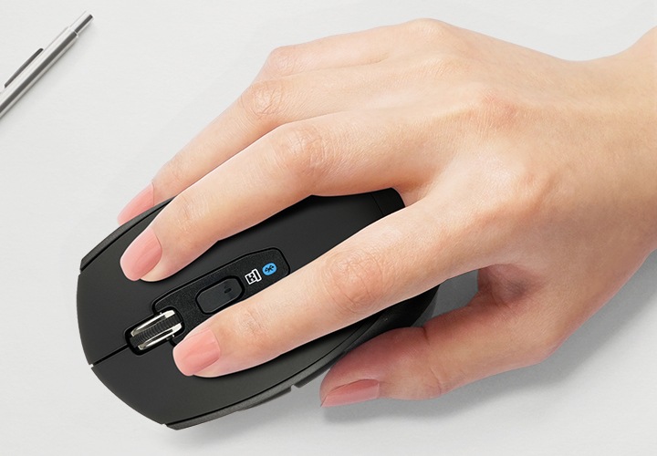 SF 무광 코팅 커버 적용된 편안한 그립감을 나타내는 이미지를 보여주고 있습니다. 작업자가 마우스를 사용하는 모습을 보여주고 있습니다. 