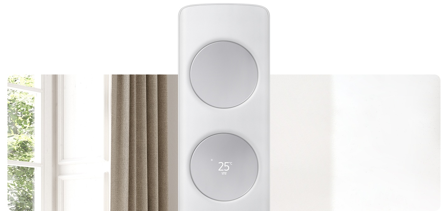 가운데 메탈릭 실버 바람문이 장착되어있는  무풍 클래식 에어컨 상단부가 확대되어 보이면서 거실로 보여지는 배경에 좌측엔 밖이 보이며 해가 드리우는 창이 보여집니다.