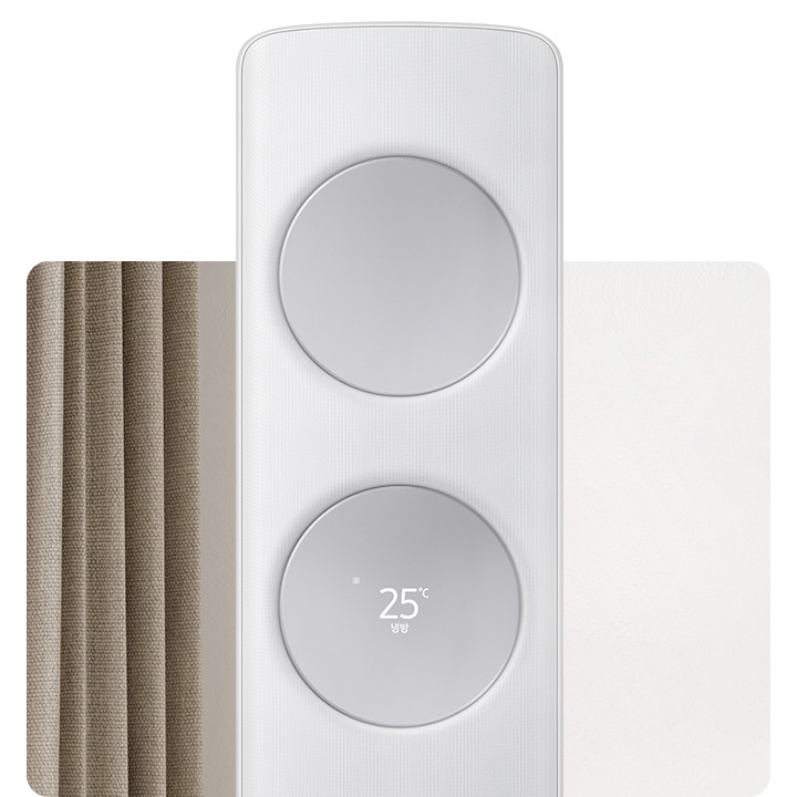 가운데 메탈릭 실버 바람문이 장착되어있는  무풍 클래식 에어컨 상단부가 확대되어 보이면서 거실로 보여지는 배경에 좌측엔 밖이 보이며 해가 드리우는 창이 보여집니다.