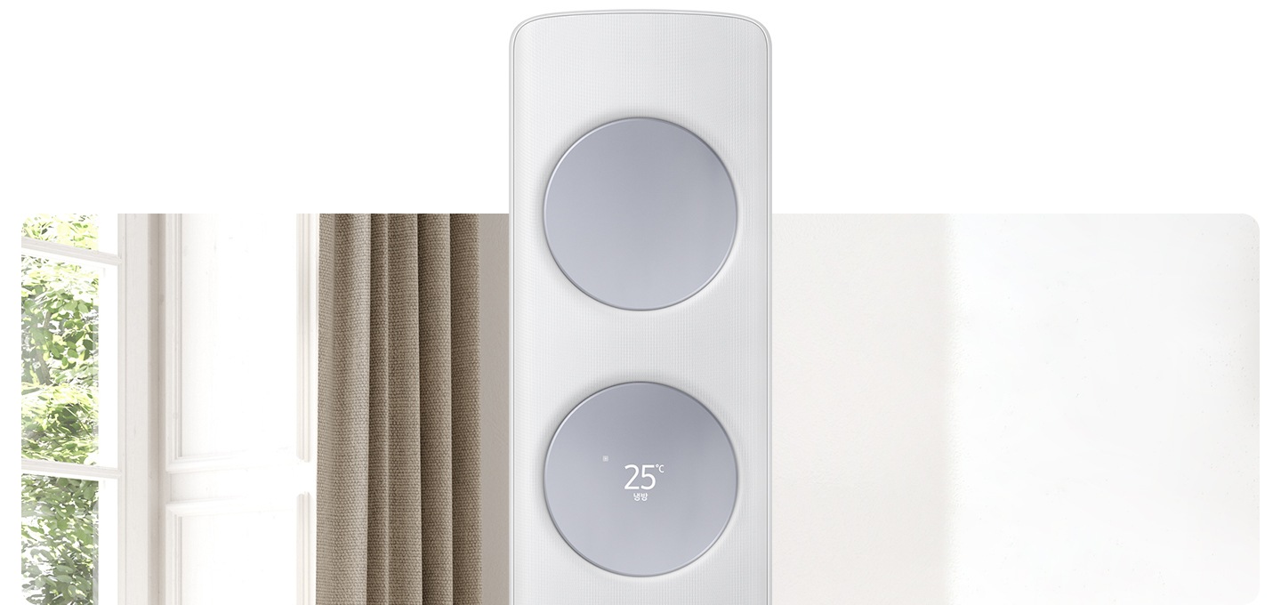 가운데 메탈릭 블루 바람문이 장착되어있는 무풍 클래식 에어컨 상단부가 확대되어 보이면서 거실로 보여지는 배경에 좌측엔 밖이 보이며 해가 드리우는 창이 보여집니다.