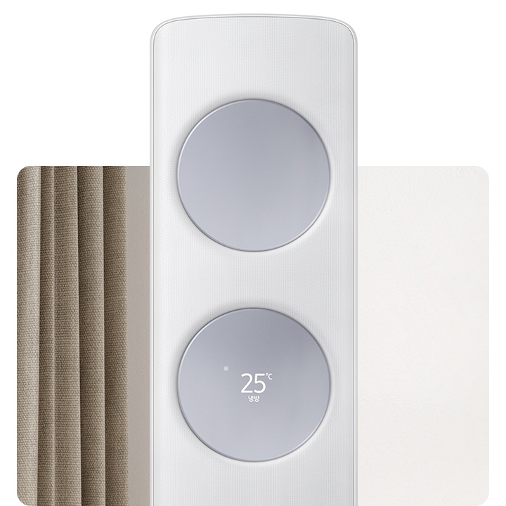 가운데 메탈릭 블루 바람문이 장착되어있는 무풍 클래식 에어컨 상단부가 확대되어 보이면서 거실로 보여지는 배경에 좌측엔 밖이 보이며 해가 드리우는 창이 보여집니다.