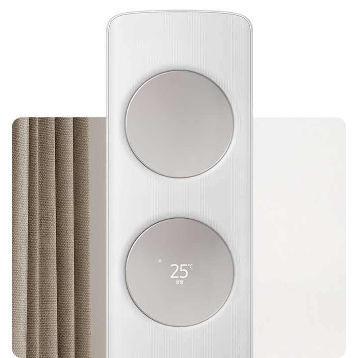 가운데 메탈릭 베이지 바람문이 장착되어있는 무풍 클래식 에어컨 상단부가 확대되어 보이면서 거실로 보여지는 배경에 좌측엔 밖이 보이며 해가 드리우는 창이 보여집니다.