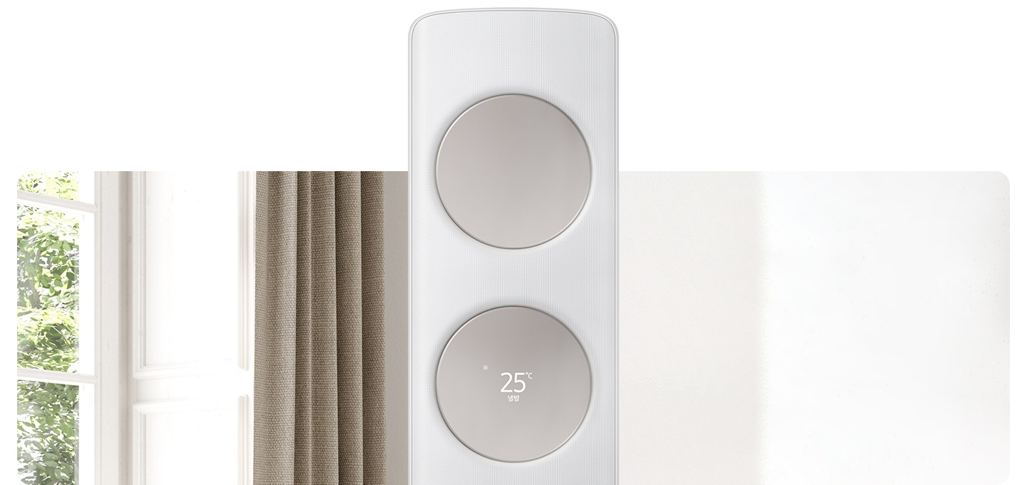 가운데 메탈릭 베이지 바람문이 장착되어있는 무풍 클래식 에어컨 상단부가 확대되어 보이면서 거실로 보여지는 배경에 좌측엔 밖이 보이며 해가 드리우는 창이 보여집니다.