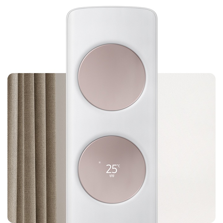 가운데 메탈릭 로즈골드 바람문이 장착되어있는 무풍 클래식 에어컨 상단부가 확대되어 보이면서 거실로 보여지는 배경에 좌측엔 밖이 보이며 해가 드리우는 창이 보여집니다.