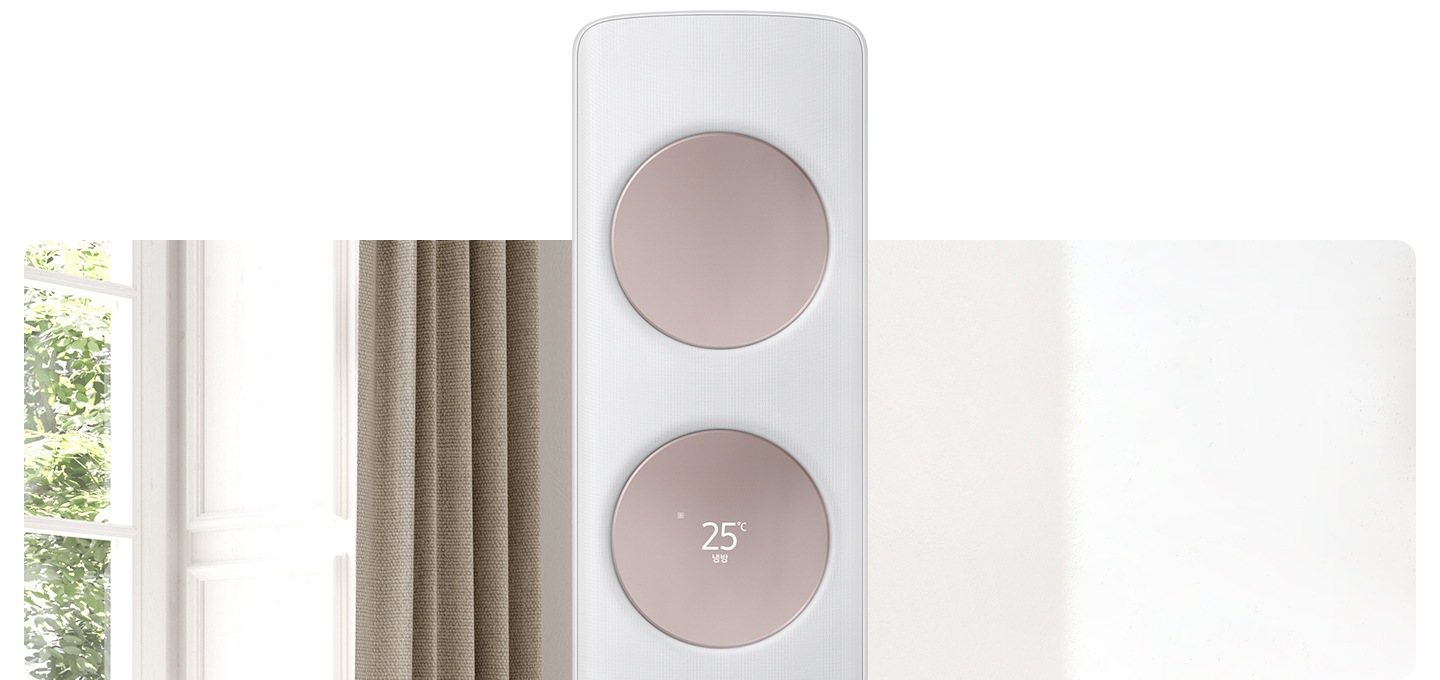 가운데 메탈릭 로즈골드 바람문이 장착되어있는 무풍 클래식 에어컨 상단부가 확대되어 보이면서 거실로 보여지는 배경에 좌측엔 밖이 보이며 해가 드리우는 창이 보여집니다.