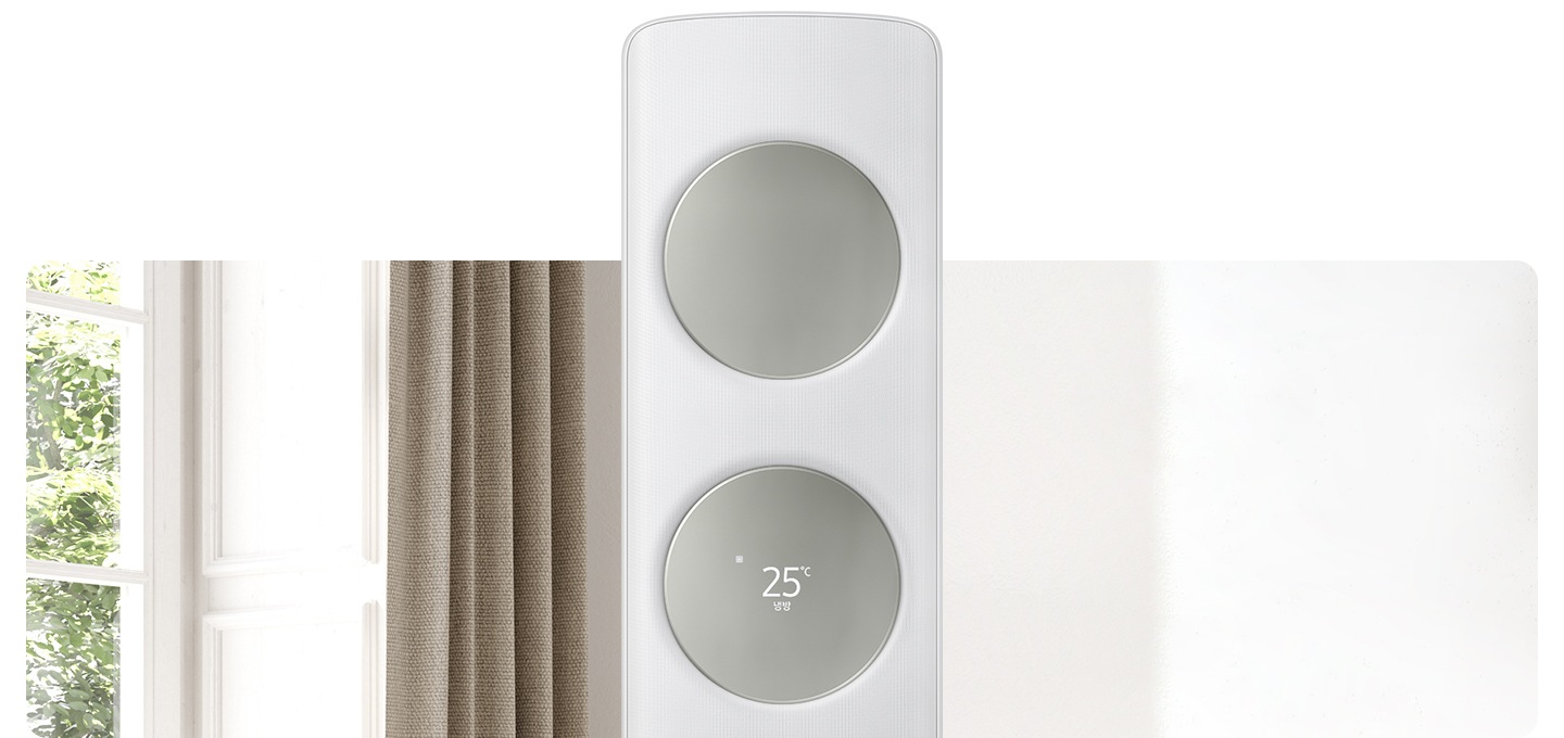 가운데 메탈릭 세이지그린 바람문이 장착되어있는  무풍 클래식 에어컨 상단부가 확대되어 보이면서 거실로 보여지는 배경에 좌측엔 밖이 보이며 해가 드리우는 창이 보여집니다.