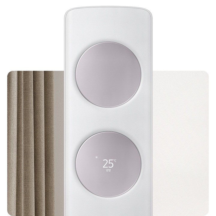 가운데 메탈릭 라벤더 바람문이 장착되어있는  무풍 클래식 에어컨 상단부가 확대되어 보이면서 거실로 보여지는 배경에 좌측엔 밖이 보이며 해가 드리우는 창이 보여집니다.