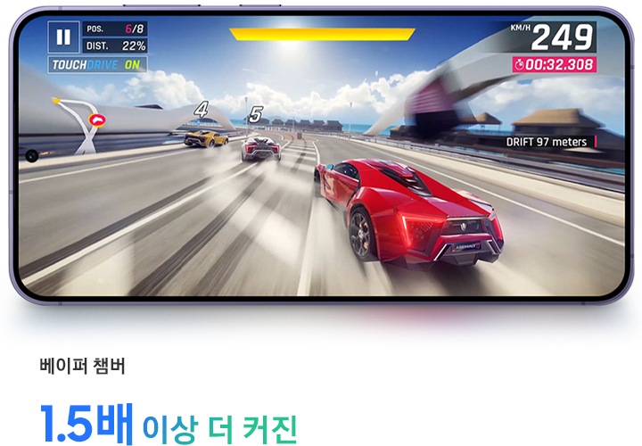 갤럭시 S24+디스플레이에 게임로프트의 자동차 게임 플레이 장면이 보입니다. 빨간색 자동차가 해변가 고속도로를 달리는 모습입니다.
