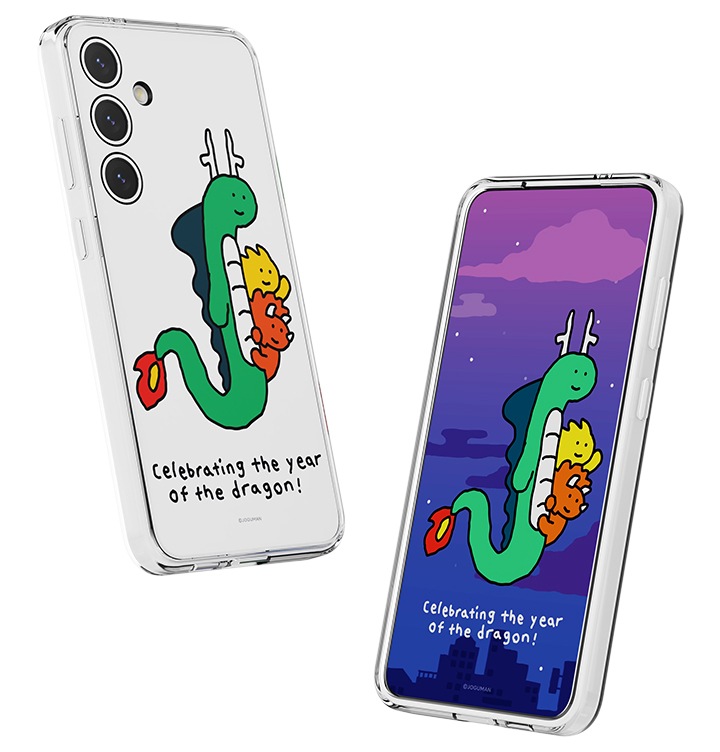 이미지 왼쪽 부분에는 갤럭시 S24+ 조구만 플립수트 카드를 장착 후 오른쪽으로 10도 돌아간 정면 이미지가 배치하여 있고 이미지 오른쪽 부분에는 갤럭시 S24+ 조구만 플립수트 카드를 장착 후 화면에 나오는 플립수트 카드 콘텐츠를 보여주는 이미지가 왼쪽 윗부분이 뒤로 10도 기울어져 배치되어 있는 이미지입니다.