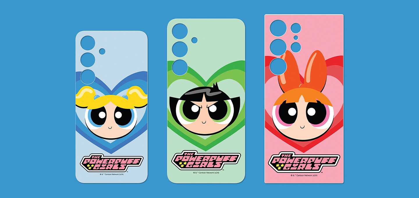 진한 파란색 배경에 갤럭시 S24 파워퍼프걸 플립수트 카드 정면 이미지, 갤럭시 S24+ 파워퍼프걸 플립수트 카드 정면 이미지. 갤럭시 S24 Ultra 파워퍼프걸 플립수트 카드 정면 이미지가 왼쪽에서 오른쪽으로 나열되어 있습니다.