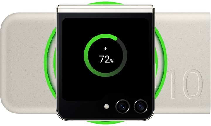배터리팩으로 스마트폰이 무선 충전되고 있습니다. 화면에는 배터리 잔량이 72 %로 표시되어 있고, 스마트폰 주변에 녹색 원형 효과로 충전 중임을 나타냅니다.