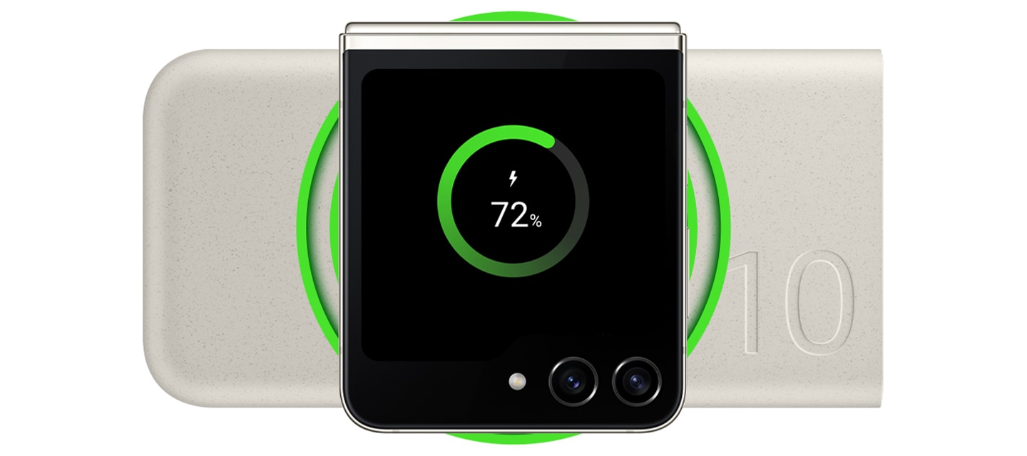 배터리팩으로 스마트폰이 무선 충전되고 있습니다. 화면에는 배터리 잔량이 72 %로 표시되어 있고, 스마트폰 주변에 녹색 원형 효과로 충전 중임을 나타냅니다.