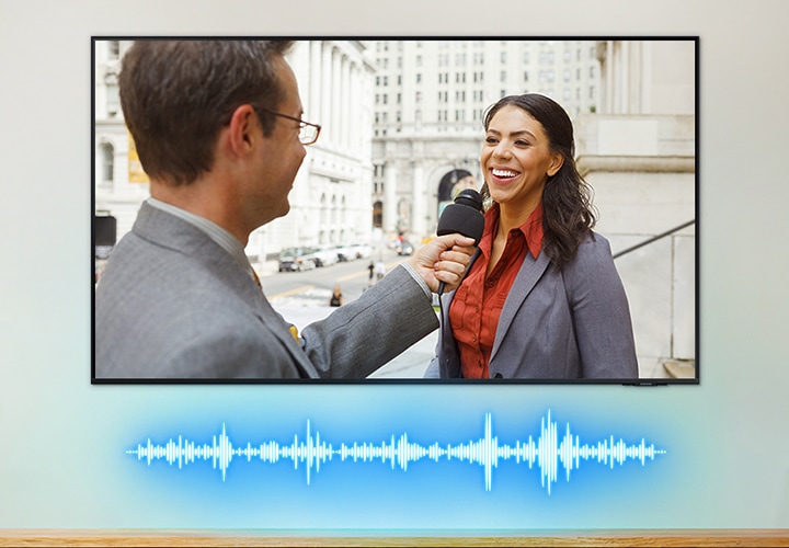 TV 속 화면에는 남성이 여성을 인터뷰하고 있으며, TV 하단에는 푸른색으로 음파 효과가 보입니다.