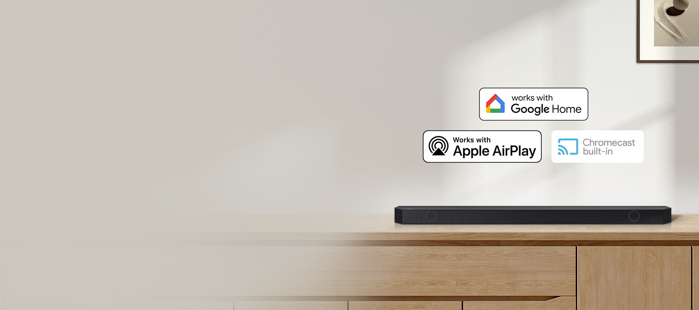 장식장 위에 사운드바가 올려져 있습니다. 사운드바 위에는 구글홈, 애플 에어플레이, 크롬캐스트 빌트인 아이콘이 있습니다.