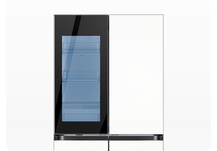 냉장고 상칸 외상컷이 확대되어 있으며 좌측 투명도어에 웰컴 라이팅이 작동한 제품 이미지입니다.