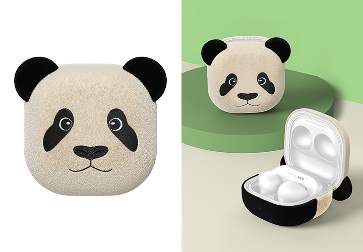 왼쪽 부분에 있는 이미지는 갤럭시 버즈 쌍둥바오 케이스 (후이바오)의 정면 이미지가 배치되어 보이고 오른쪽 부분에 있는 이미지는 아이보리 색상의 바닥과 초록색 벽을 배경으로 왼쪽 부분에는 동그란 초록색 단상 위에 갤럭시 버즈 쌍둥바오 케이스 (후이바오)를 장착한 정면 이미지가 보이고 오른쪽 부분에는 갤럭시 버즈 쌍둥바오 케이스 (후이바오)를 장착 후 열어 놓은 이미지가 배치되어 보여지고 있습니다.