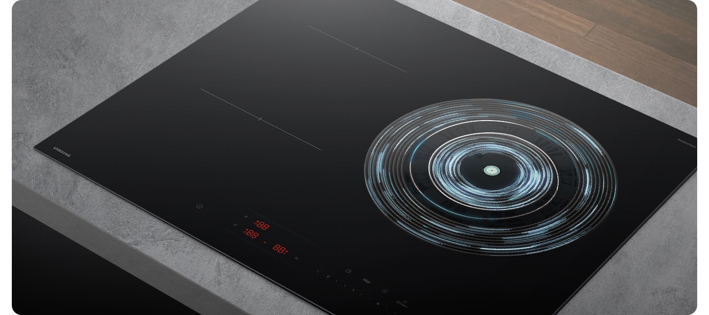 오른쪽 상단에는 진한 갈색의 마룻 바닥이 보입니다. 그 아래 회색 상판이 깔린 주방 테이블 위로 전기 레인지가 설치되어 있는 모습이 보입니다. 전기 레인지의 오른쪽 화구의 가열 영역이 파란색 선들로 원형으로 표현되어 있습니다.