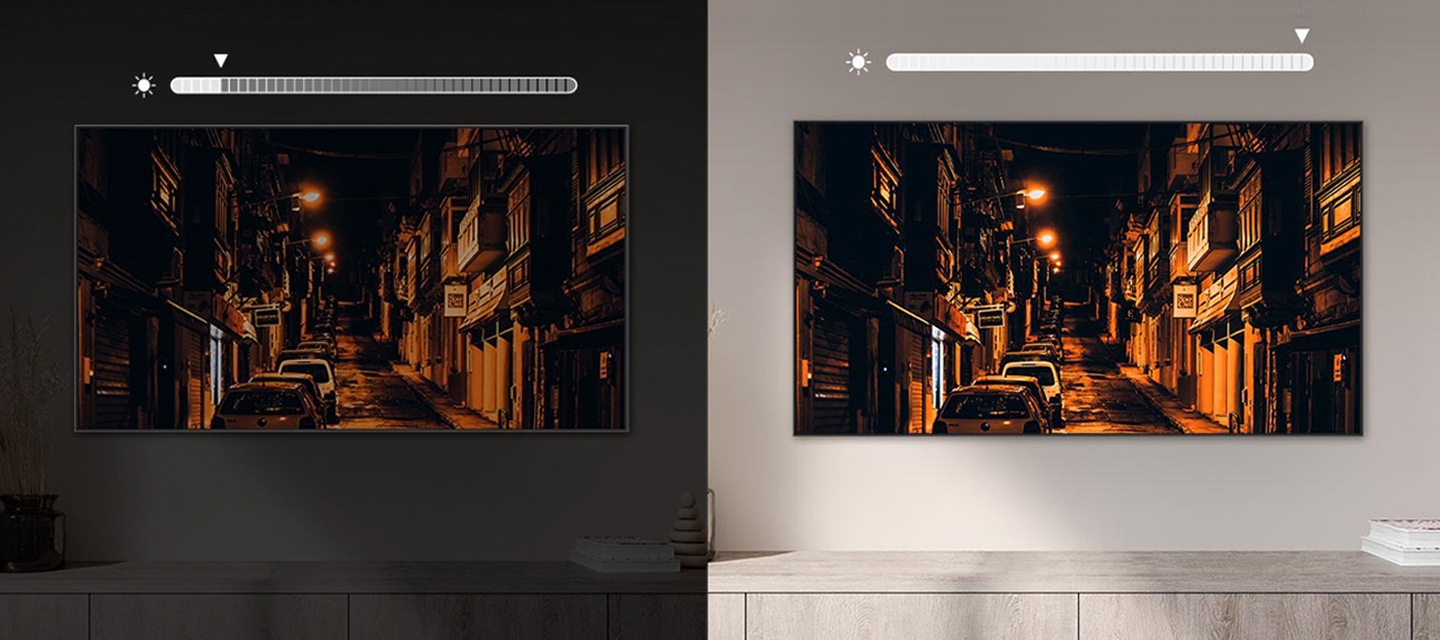 벽에 TV가 설치되어 있으며, 화면에는 한적한 골목길이 보입니다.  좌측에는 어두운 버전과 우측에는 밝은 버전의 동일 이미지가 있으며 자동으로 색상을 조절할 수 있는 기능을 이미지로 보여주고 있습니다.