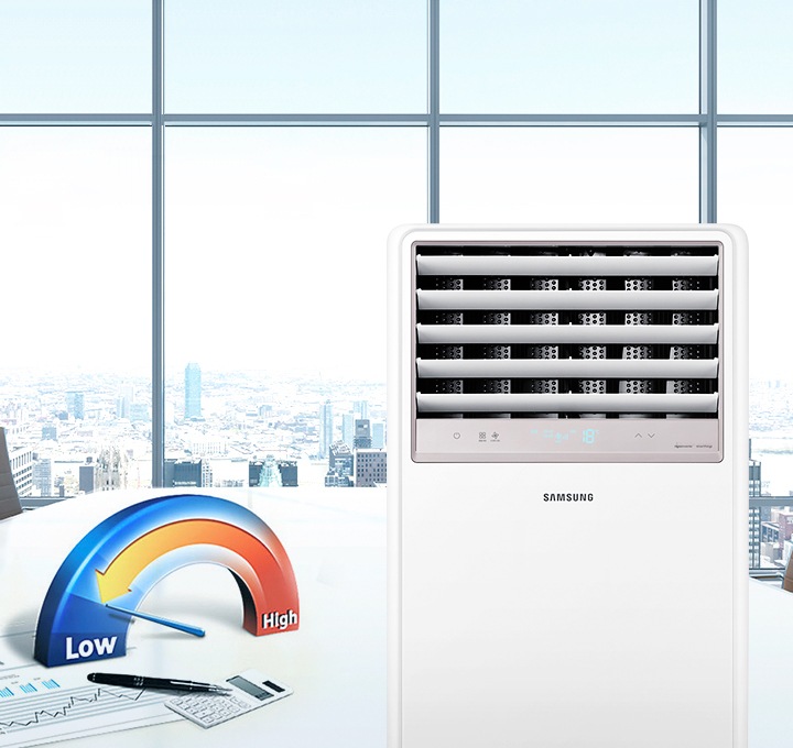 통창으로 되어있어 밖같 높은 건물들이 보여지는 회의실 공간에 책상위에는 2개의 차트 서류가 보여지며 그 위로 반원 모양의 좌측엔 로우 우측엔 하이가 적혀있고 하이에서 로우로 화살표가 향해지는 모습이 보여지며, 실내 온도의 따라 전기료 부담이 없는듯한 모습이 보여지고 좌측엔 중대형 상업용 스탠드 에어컨 상단부가 확대되어 보여집니다.