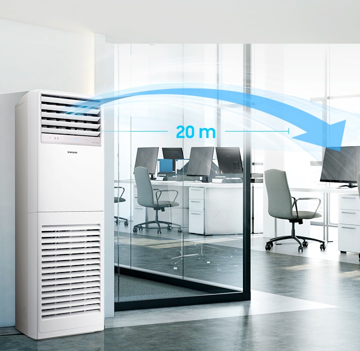 사무실로 보여지는 공간에 우측엔 사무실 책상과 컴퓨터 놓여져 있는 모습이 보여지며, 좌측엔 상업용 중대형 스탠드 에어컨이 작동중이며 에어컨 바람문에서 20m  더욱 강력해서 멀리 보내 바람이 구석구석 빠르게 되는듯한 형상이 보여집니다.