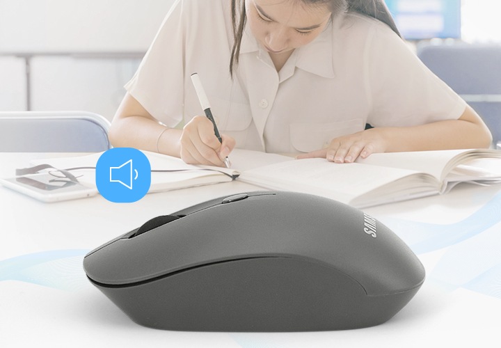 도서실에서 공부중인 여학생과 저소음 마우스 이미지를 보여주고 있습니다.