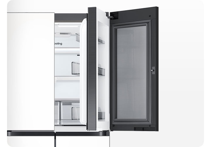 냉장고 우측 상단 푸드 쇼케이스 부분이 오픈되어있는 제품컷입니다.