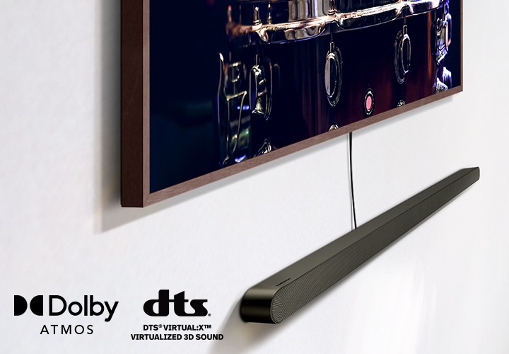 벽에 TV와 사운드바가 설치되어 있으며, 사운드바와 TV가 연결되어 있습니다.