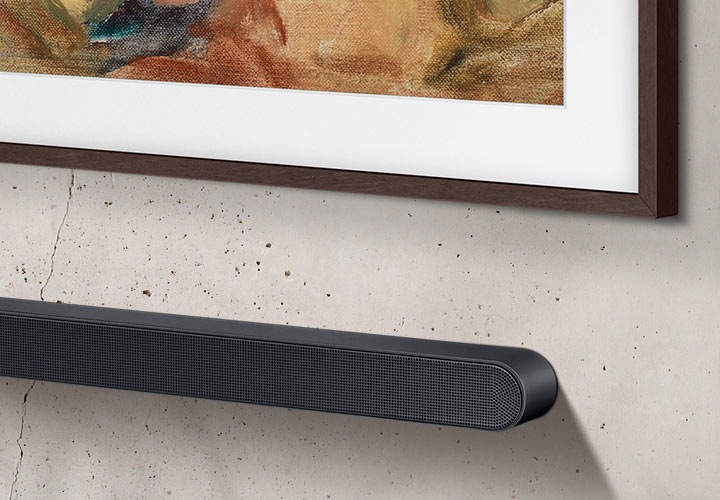 벽에 TV와 사운드바가 설치되어 있습니다.