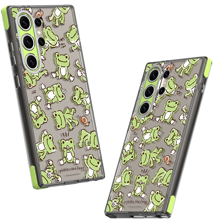 이미지 왼쪽 부분에는 갤럭시 S24 Ultra pickles the frog 버라이어티 케이스를 장착 후 오른쪽으로 10도 돌아간 정면 이미지가 배치하여 있고 이미지 오른쪽 부분에는 갤럭시 S24 Ultra pickles the frog 버라이어티 케이스를 장착 후 왼쪽 윗부분으로 10도 돌아간 정면 이미지가 배치하여 있는 이미지입니다.