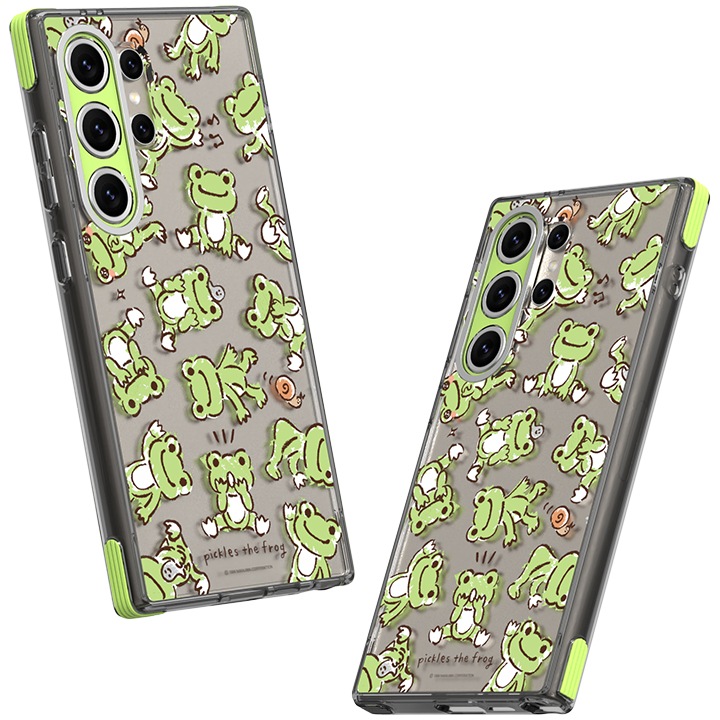 이미지 왼쪽 부분에는 갤럭시 S24 Ultra pickles the frog 버라이어티 케이스를 장착 후 오른쪽으로 10도 돌아간 정면 이미지가 배치하여 있고 이미지 오른쪽 부분에는 갤럭시 S24 Ultra pickles the frog 버라이어티 케이스를 장착 후 왼쪽 윗부분으로 10도 돌아간 정면 이미지가 배치하여 있는 이미지입니다.