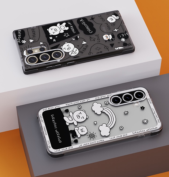 갈색 바닥에 이미지 하단 부분에는 검은색 단상이 오른쪽에서 왼쪽 하단으로 대각선으로 배치되어 있고 이미지 왼쪽 상단부분에는 흰색 단상이 왼쪽에서 오른쪽 상단으로 대각선으로 배치되어 있습니다. 각각 검은색 단상에는 갤럭시 S24+ 카카오프렌즈 버라이어티 케이스를 장작 후 오른쪽으로 80도 기울인 뒤에 눕혀 놓은 정면 이미지가 보이고 있고 갤럭시 S24 Ultra 카카오프렌즈 버라이어티 케이스를 장착 후 오른쪽으로 100도 기울인 후 눕혀 놓은 정면 이미지가 보이고 있습니다.