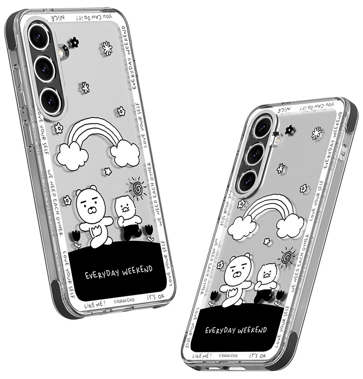 이미지 왼쪽 부분에는 갤럭시 갤럭시 S24+ 카카오프렌즈 버라이어티 케이스를 장착 후 오른쪽으로 10도 돌아간 정면 이미지가 배치하여 있고 이미지 오른쪽 부분에는 갤럭시 S24+ 카카오프렌즈 버라이어티 케이스를 장착 후 왼쪽 윗부분으로 10도 돌아간 정면 이미지가 배치하여 있는 이미지입니다.