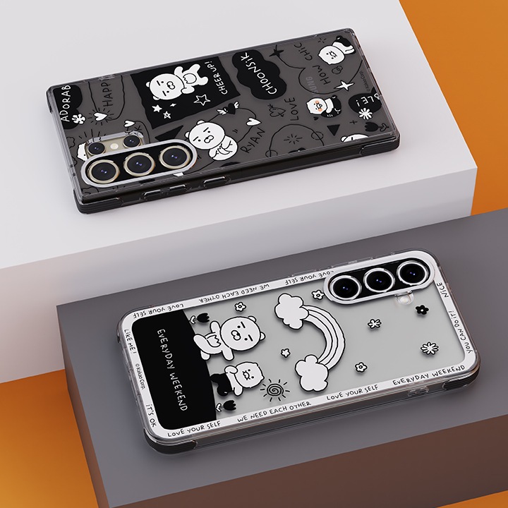 갈색 바닥에 이미지 하단 부분에는 검은색 단상이 오른쪽에서 왼쪽 하단으로 대각선으로 배치되어 있고 이미지 왼쪽 상단부분에는 흰색 단상이 왼쪽에서 오른쪽 상단으로 대각선으로 배치되어 있습니다. 각각 검은색 단상에는 갤럭시 S24+ 카카오프렌즈 버라이어티 케이스를 장작 후 오른쪽으로 80도 기울인 뒤에 눕혀 놓은 정면 이미지가 보이고 있고 갤럭시 S24 Ultra 카카오프렌즈 버라이어티 케이스를 장착 후 오른쪽으로 100도 기울인 후 눕혀 놓은 정면 이미지가 보이고 있습니다.