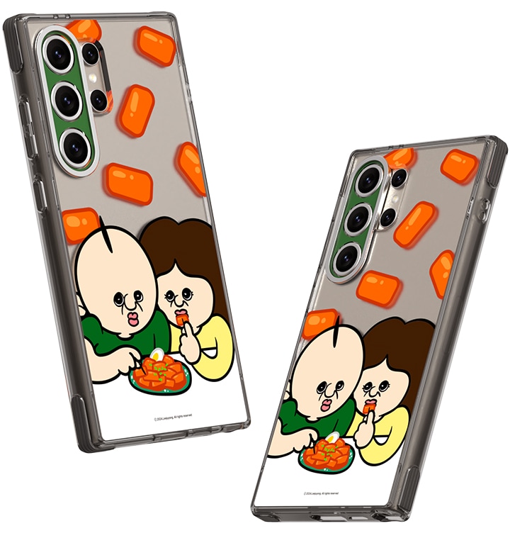 이미지 왼쪽 부분에는 갤럭시 S24 Ultra 빵빵이의 일상 버라이어티 케이스를 장착 후 오른쪽으로 10도 돌아간 정면 이미지가 배치하여 있고 이미지 오른쪽 부분에는 갤럭시 S24 Ultra 빵빵이의 일상 버라이어티 케이스를 장착 후 왼쪽 윗부분으로 10도 돌아간 정면 이미지가 배치하여 있는 이미지입니다.