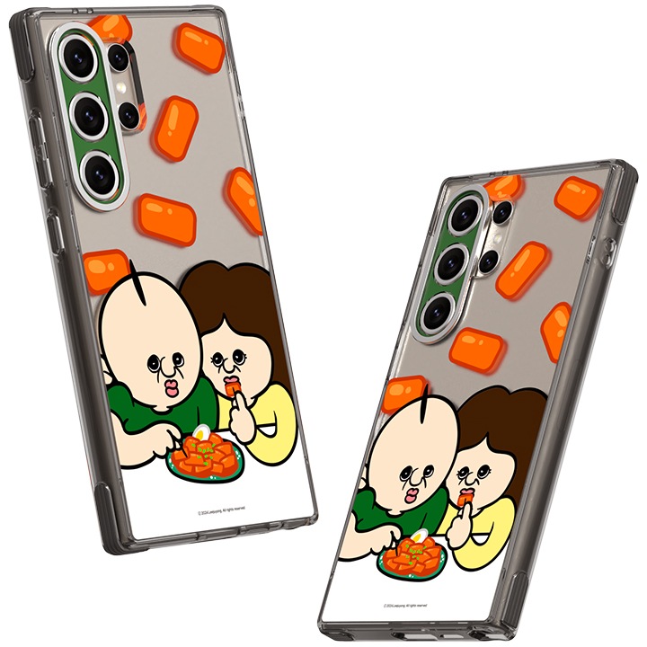 이미지 왼쪽 부분에는 갤럭시 S24 Ultra 빵빵이의 일상 버라이어티 케이스를 장착 후 오른쪽으로 10도 돌아간 정면 이미지가 배치하여 있고 이미지 오른쪽 부분에는 갤럭시 S24 Ultra 빵빵이의 일상 버라이어티 케이스를 장착 후 왼쪽 윗부분으로 10도 돌아간 정면 이미지가 배치하여 있는 이미지입니다.