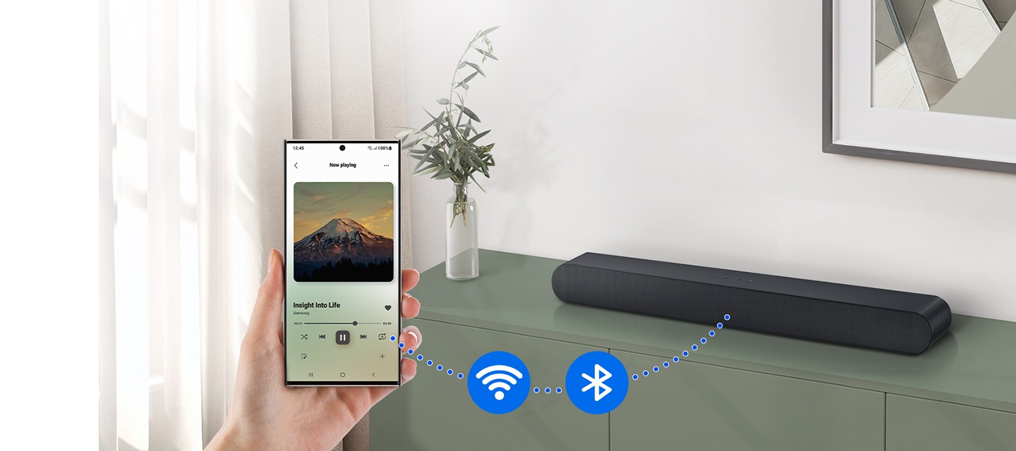 스마트폰과 사운드바 사이에 점선이 연결되어 있으며 그 사이에 Wi-Fi 아이콘과 블루투스 아이콘 있습니다.
