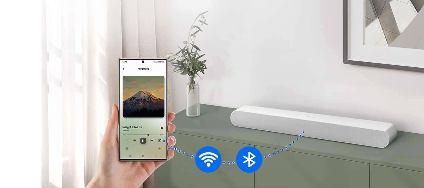 스마트폰과 사운드바 사이에 점선이 연결되어 있으며 그 사이에 Wi-Fi 아이콘과 블루투스 아이콘 있습니다.